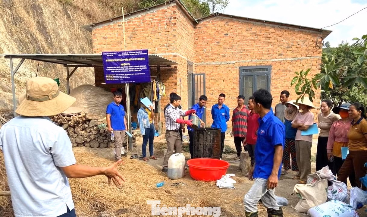 Thông qua lớp tập huấn nhằm giúp cho bà con nhân dân và đoàn viên thanh niên trên địa bàn huyện nâng cao kiến thức, kỹ năng về quy trình sản xuất phân bón hữu cơ vi sinh, hiểu biết về vai trò, tác dụng của phân bón hữu cơ vi sinh đối với sản xuất nông nghiệp.