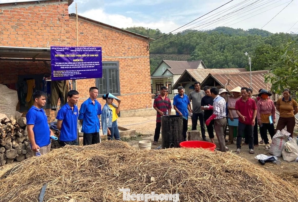 Huyện Đoàn Lắk phối hợp một số đơn vị tổ chức lớp tập huấn sản xuất phân hữu cơ sinh học từ phế phụ phẩm nông nghiệp.