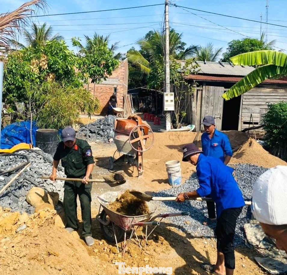Những ngày này, tuổi trẻ huyện Ea Súp tham gia đóng góp các ngày công để xây dựng nhà cho các hộ dân nghèo, đồng bào dân tộc thiểu số khó khăn trên địa bàn. Các căn nhà được xây dựng với diện tích 36m2, bảo đảm tiêu chuẩn nhà “3 cứng” (nền cứng; khung - tường cứng và mái cứng).