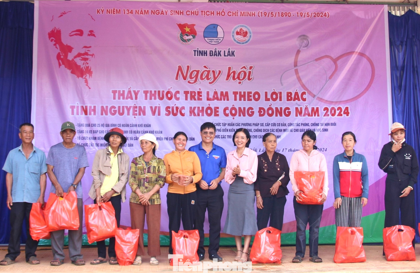 Ban tổ chức tặng quà cho các gia đình chính sách và người có công với cách mạng. Ban tổ chức tặng quà cho các gia đình chính sách và người có công với cách mạng.