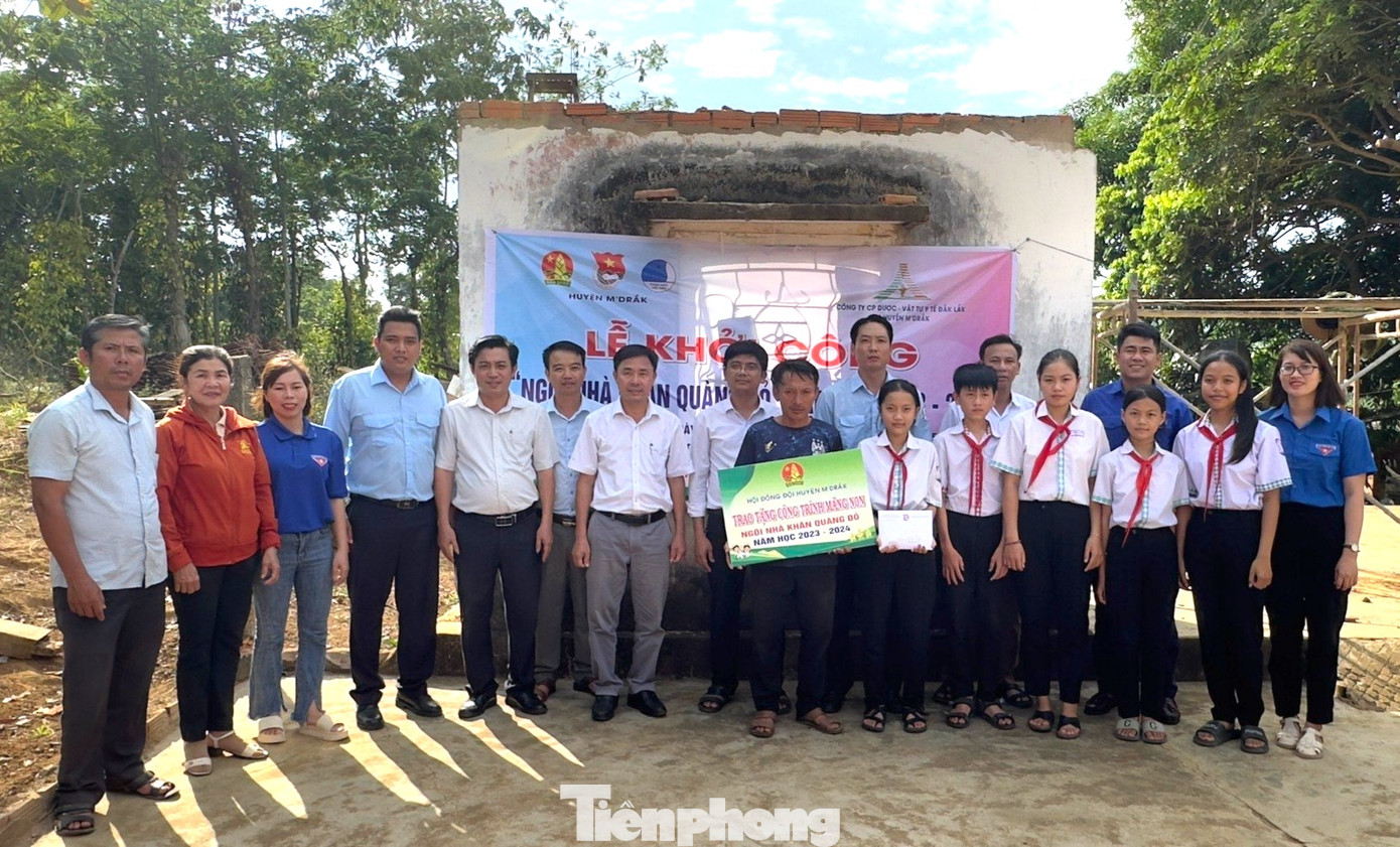 Thực hiện chương trình công tác Đoàn và phong trào thanh thiếu nhi, Huyện Đoàn, Hội Đồng đội huyện M’đrắk phối hợp với cơ quan, đơn vị khởi công xây dựng công trình măng non ngôi nhà khăn quàng đỏ cho gia đình em Nguyễn Trương Quỳnh Thư (lớp 8B, xã Ea Riêng).