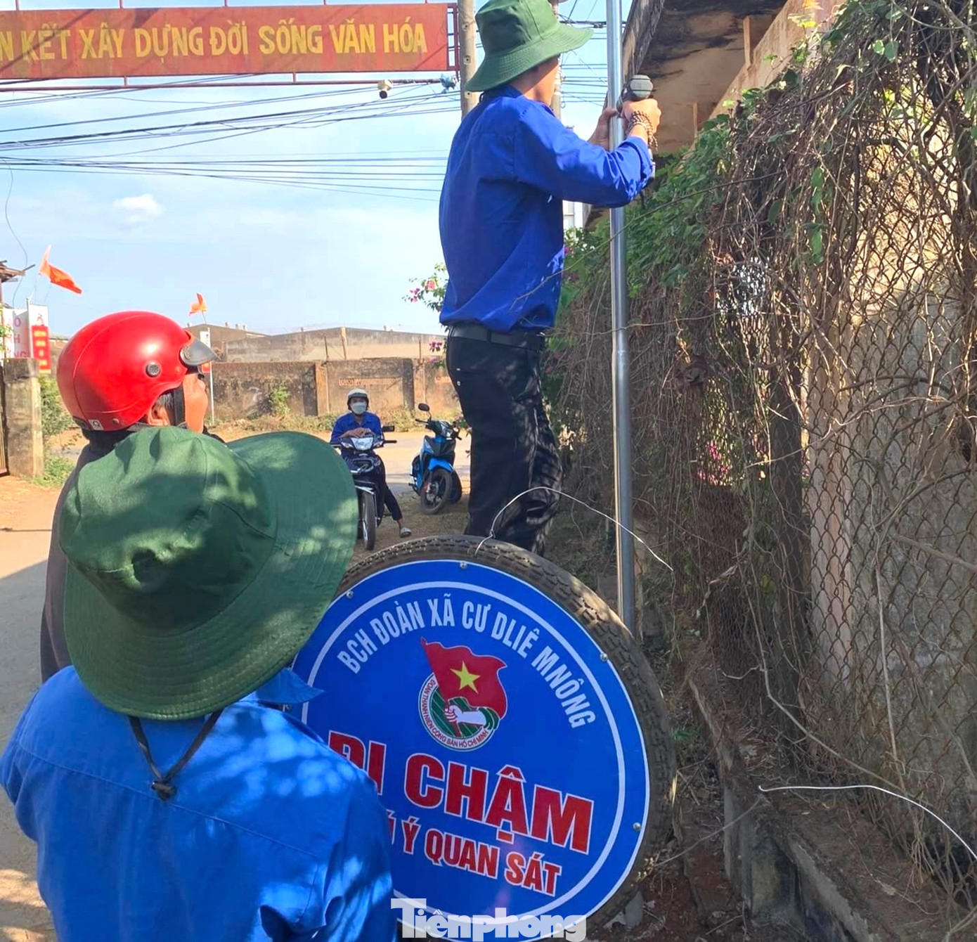 Đoàn xã Cư Dliê Mnông (huyện Cư M’gar) xây dựng công trình "Biển báo thanh niên" với các tấm biển báo đi chậm được tái chế từ lốp xe cũ góp phần nâng cao ý thức tham gia giao thông an toàn của người dân tại các tuyến đường bị hạn chế tầm nhìn.