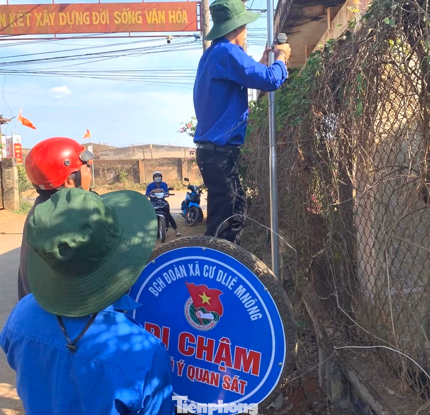Đoàn xã Cư Dliê Mnông (huyện Cư M’gar) xây dựng công trình "Biển báo thanh niên" với các tấm biển báo đi chậm được tái chế từ lốp xe cũ góp phần nâng cao ý thức tham gia giao thông an toàn của người dân tại các tuyến đường bị hạn chế tầm nhìn.