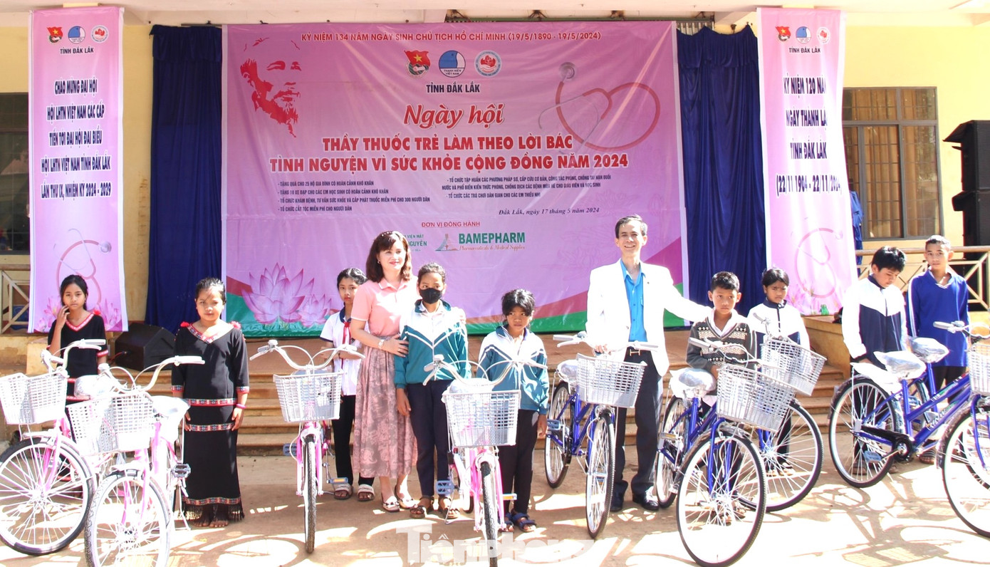 Học sinh vượt khó học giỏi được nhận xe đạp Học sinh vượt khó học giỏi được nhận xe đạp