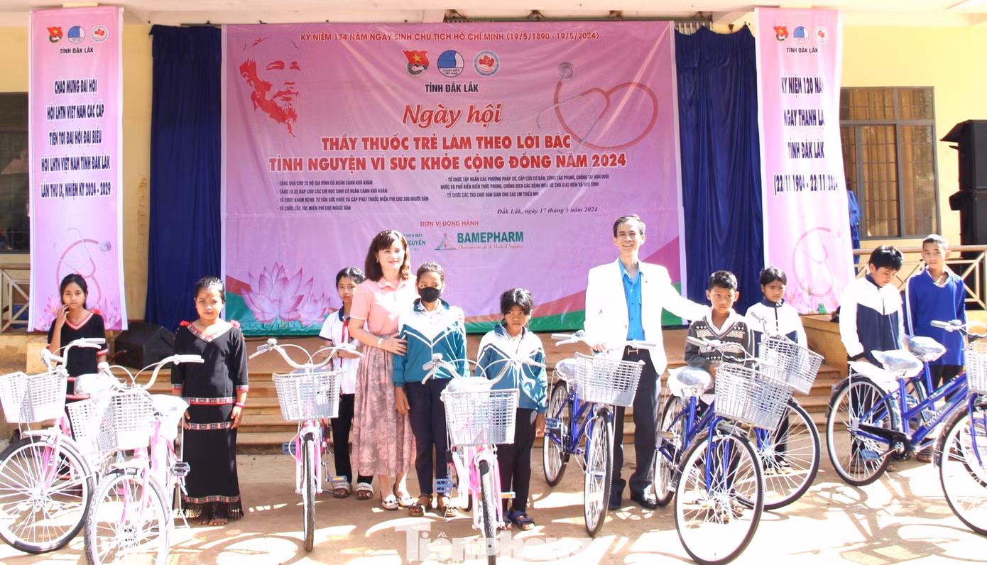 Học sinh vượt khó học giỏi được nhận xe đạp