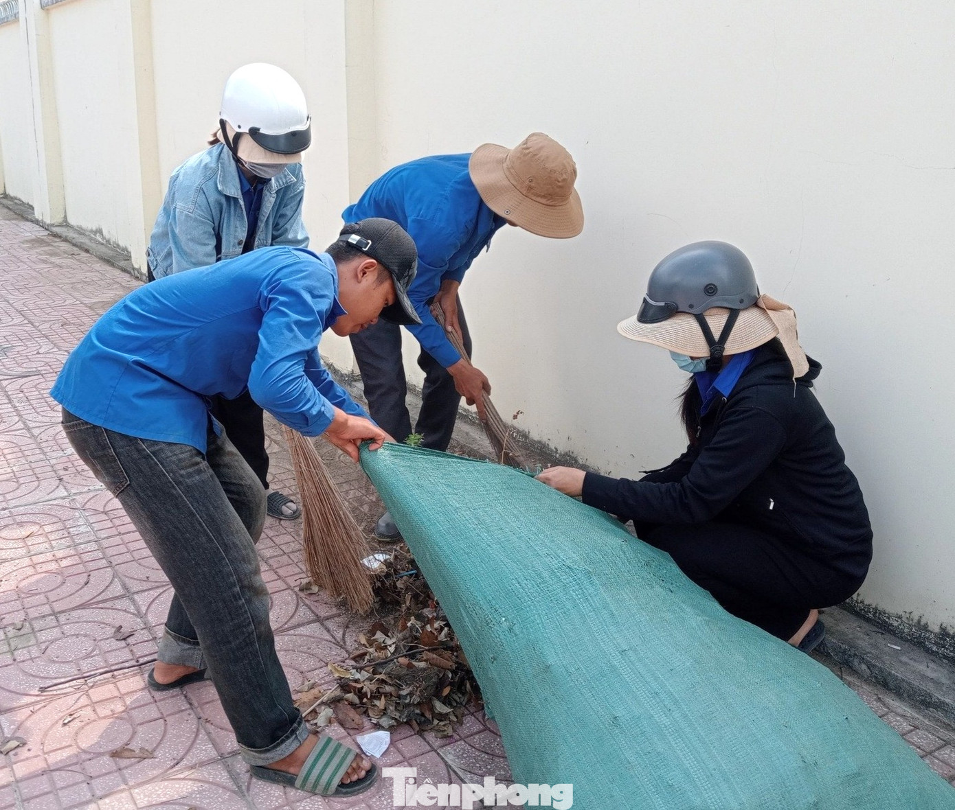 Nhằm phát huy vai trò xung kích tình nguyện của đoàn viên thanh niên trong bảo vệ môi trường, các cơ sở Đoàn trên địa bàn huyện Lắk thu gom rác thải trên tuyến đường quốc lộ 27, các trục đường chính trên địa bàn huyện.