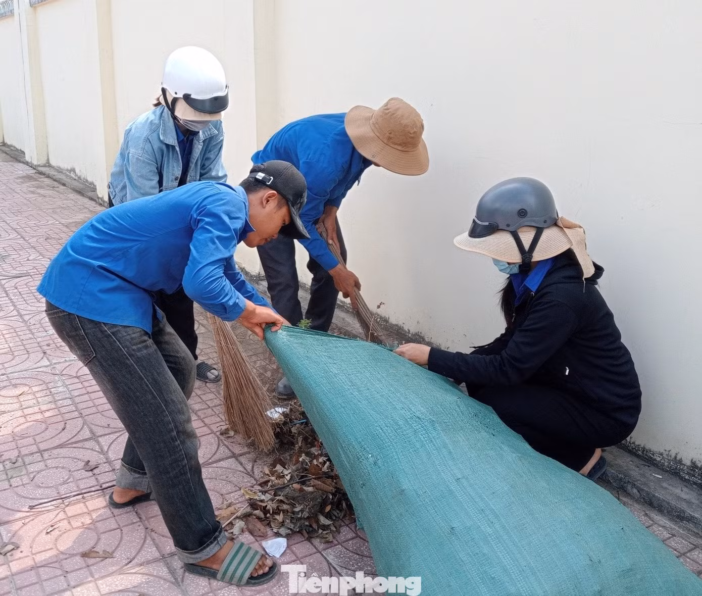 Nhằm phát huy vai trò xung kích tình nguyện của đoàn viên thanh niên trong bảo vệ môi trường, các cơ sở Đoàn trên địa bàn huyện Lắk thu gom rác thải trên tuyến đường quốc lộ 27, các trục đường chính trên địa bàn huyện.