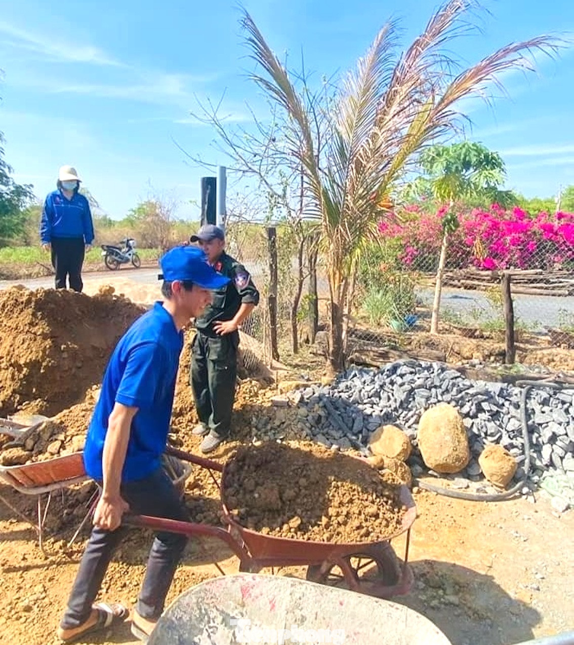 Những căn nhà này được triển khai theo đề án của Bộ Công an về hỗ trợ xây dựng 1.200 căn nhà cho người nghèo, khó khăn về nhà ở, gia đình chính sách, đồng bào dân tộc thiểu số trên địa bàn tỉnh Đắk Lắk.