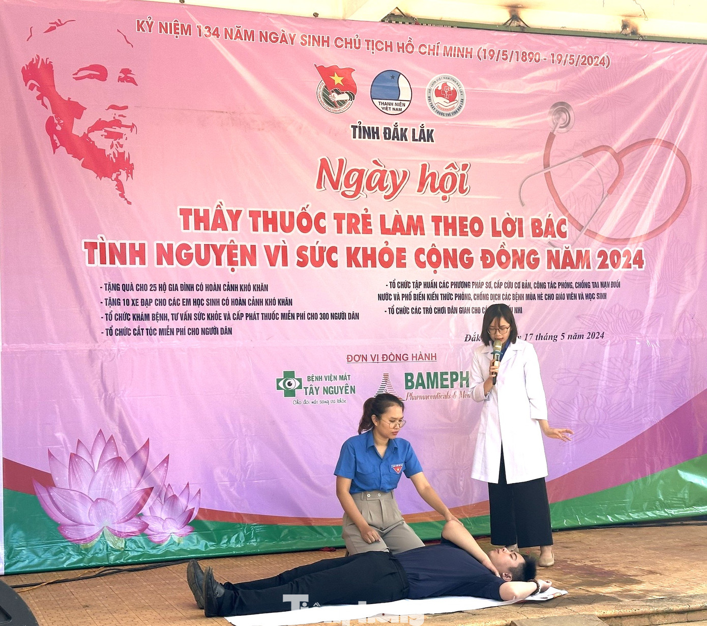 Các y, bác sĩ đoàn thanh niên tập huấn các phương pháp sơ, cấp cứu phòng, chống tai nạn đuối nước. Các y, bác sĩ đoàn thanh niên tập huấn các phương pháp sơ, cấp cứu phòng, chống tai nạn đuối nước.