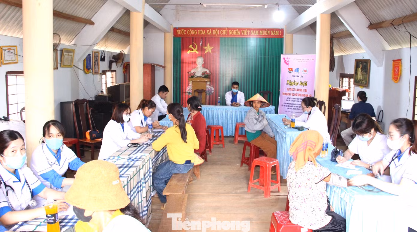 Người dân được khám bệnh, tư vấn, cấp phát thuốc miễn phí