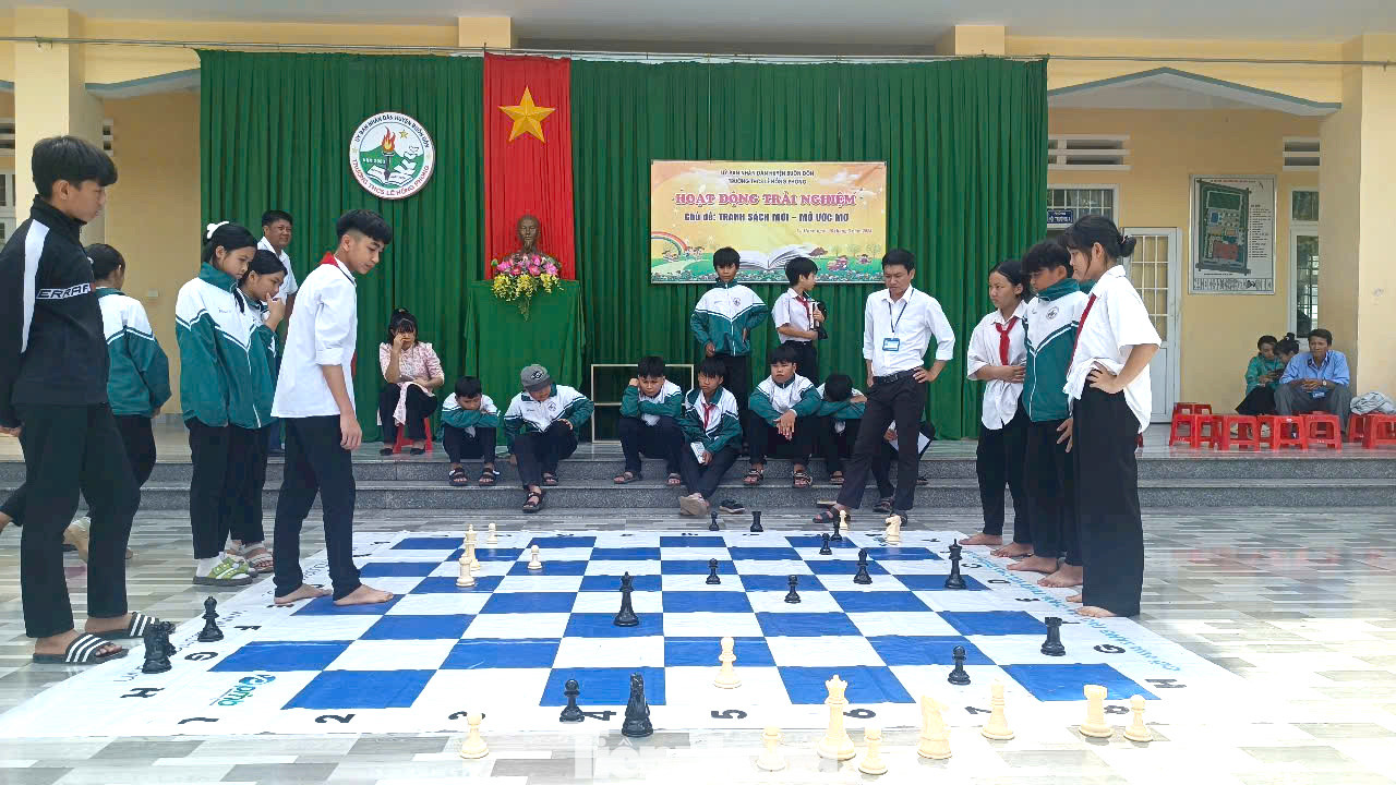 Trong khuôn khổ chương trình diễn ra hoạt động kỹ năng sống "Mùa hè thú vị của em". Các em trải nghiệm nhiều hoạt động hấp dẫn như: Chơi cờ vua khổng lồ, STEAM robotic, đọc sách viết cảm nhận, xếp logo sáng tạo, và in tranh dân gian Đông Hồ.