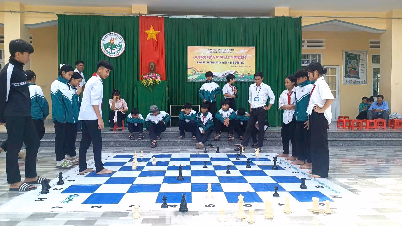 Trong khuôn khổ chương trình diễn ra hoạt động kỹ năng sống "Mùa hè thú vị của em". Các em trải nghiệm nhiều hoạt động hấp dẫn như: Chơi cờ vua khổng lồ, STEAM robotic, đọc sách viết cảm nhận, xếp logo sáng tạo, và in tranh dân gian Đông Hồ.