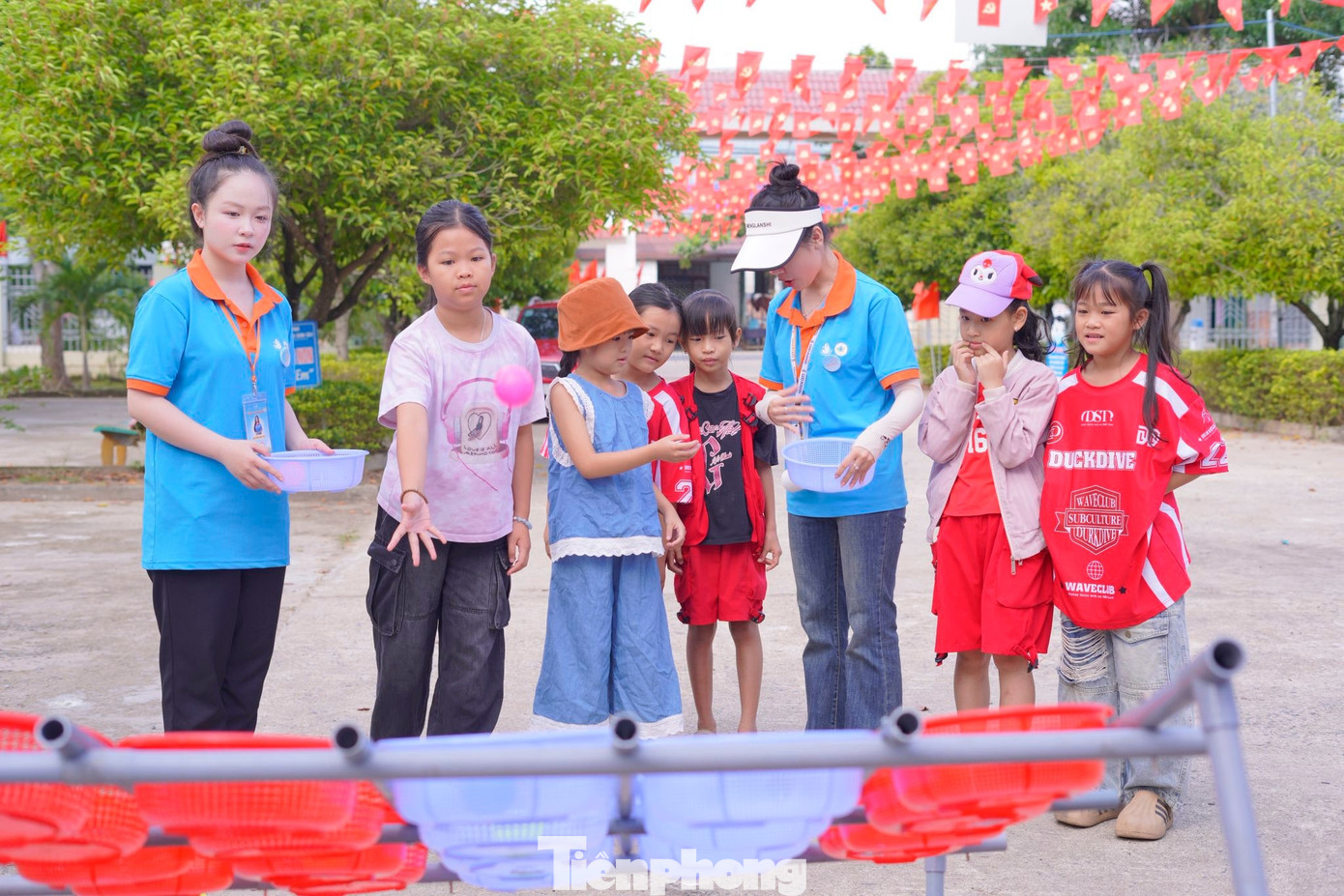 Các tình nguyện viên thực hiện công trình "Bức tường trường em", đa dạng những hoạt động workshop, tuyên truyền an toàn giao thông, tổ chức các gian hàng, giao lưu văn nghệ,... và nhiều hoạt động ý nghĩa.