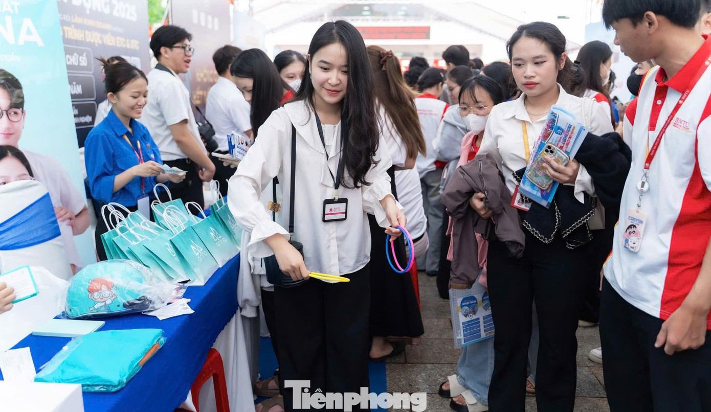 Chuỗi hoạt động đã thu hút hơn 300 lượt sinh viên đến từ các trường Đại học, Cao đẳng trên toàn tỉnh. Các bạn có cơ hội trải nghiệm môi trường làm việc năng động, tiếp xúc trực tiếp với các nhà lãnh đạo và chuyên viên nhân sự của các doanh nghiệp lớn, vừa và nhỏ trên địa bàn.