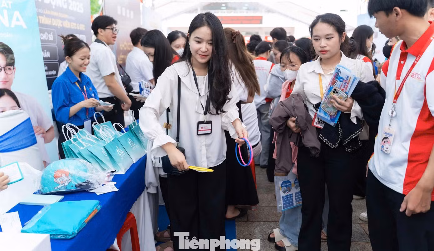 Chuỗi hoạt động đã thu hút hơn 300 lượt sinh viên đến từ các trường Đại học, Cao đẳng trên toàn tỉnh. Các bạn có cơ hội trải nghiệm môi trường làm việc năng động, tiếp xúc trực tiếp với các nhà lãnh đạo và chuyên viên nhân sự của các doanh nghiệp lớn, vừa và nhỏ trên địa bàn.