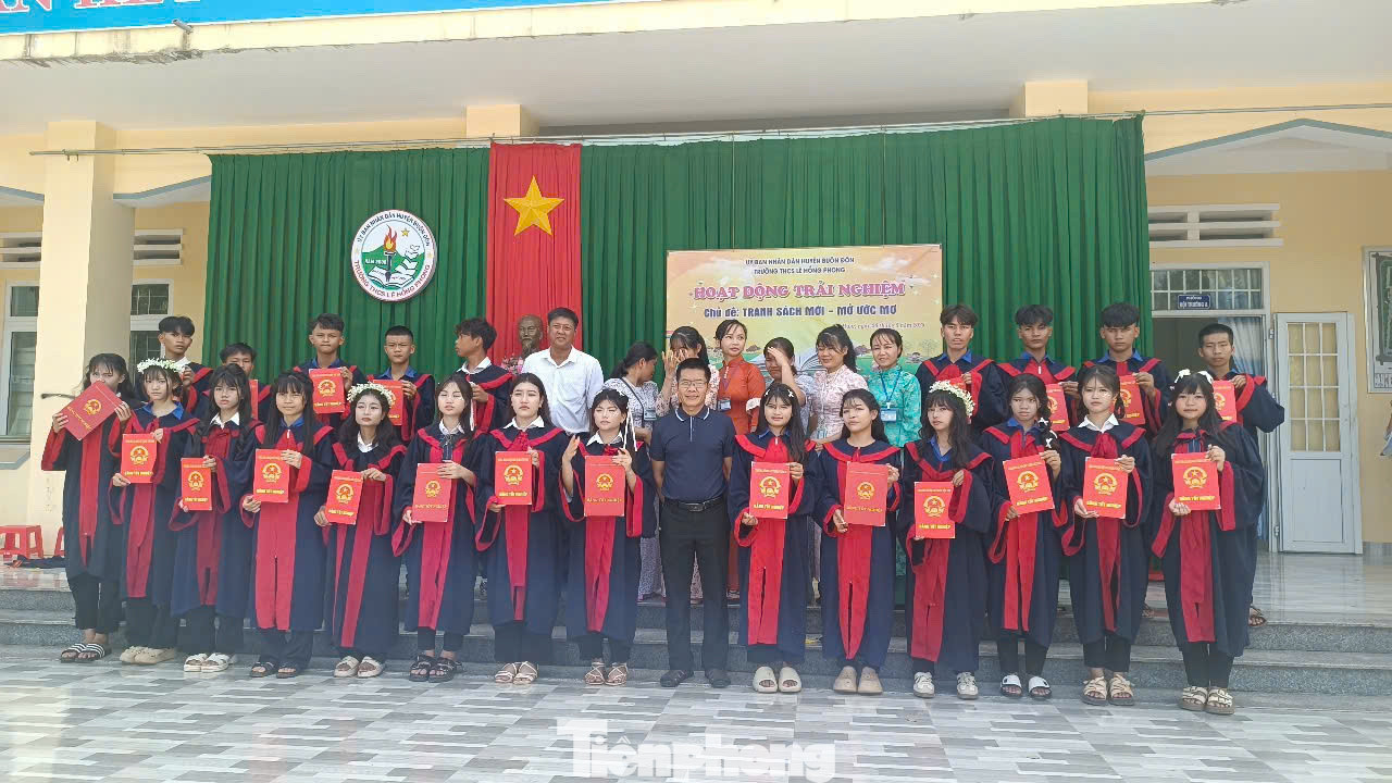 Ngày 26/5, “Thư viện mùa xuân” của nhóm thiện nguyện Kết nối yêu thương (tỉnh Đắk Lắk) đã mang chương trình "Mở trang sách - Mở ước mơ" đến trường THCS trên địa bàn Buôn Đôn. Chương trình có sự tham gia của hơn 300 học sinh. Dịp này, đơn vị đã trao tặng 1 tủ sách cầu vồng, 1 tủ thuốc học đường, 20 cặp sách và 200 tập vở.