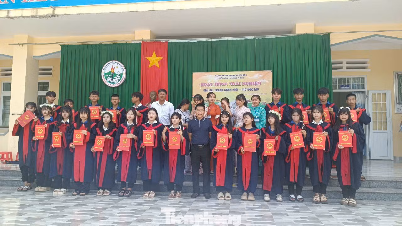Ngày 26/5, “Thư viện mùa xuân” của nhóm thiện nguyện Kết nối yêu thương (tỉnh Đắk Lắk) đã mang chương trình "Mở trang sách - Mở ước mơ" đến trường THCS trên địa bàn Buôn Đôn. Chương trình có sự tham gia của hơn 300 học sinh. Dịp này, đơn vị đã trao tặng 1 tủ sách cầu vồng, 1 tủ thuốc học đường, 20 cặp sách và 200 tập vở.