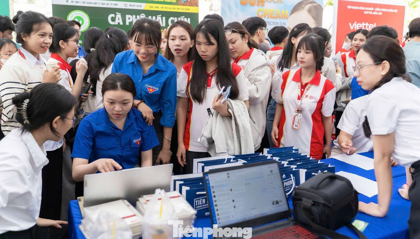 Qua đó, sinh viên không chỉ hiểu rõ hơn về các vị trí tuyển dụng, các kỹ năng cần thiết mà còn được mở rộng mạng lưới kết nối nghề nghiệp, nâng cao kỹ năng giao tiếp và sự tự tin.