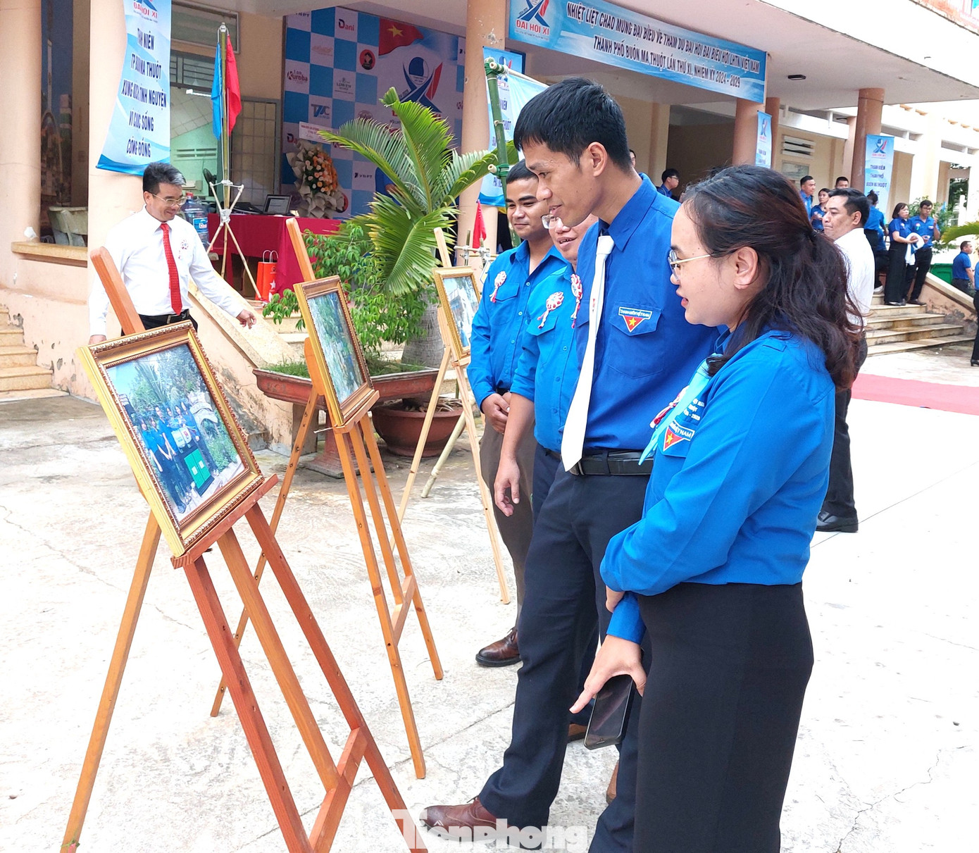 Các đại biểu tham quan khu vực triển lãm ảnh về hoạt động của thanh niên TP Buôn Ma Thuột Các đại biểu tham quan khu vực triển lãm ảnh về hoạt động của thanh niên TP Buôn Ma Thuột