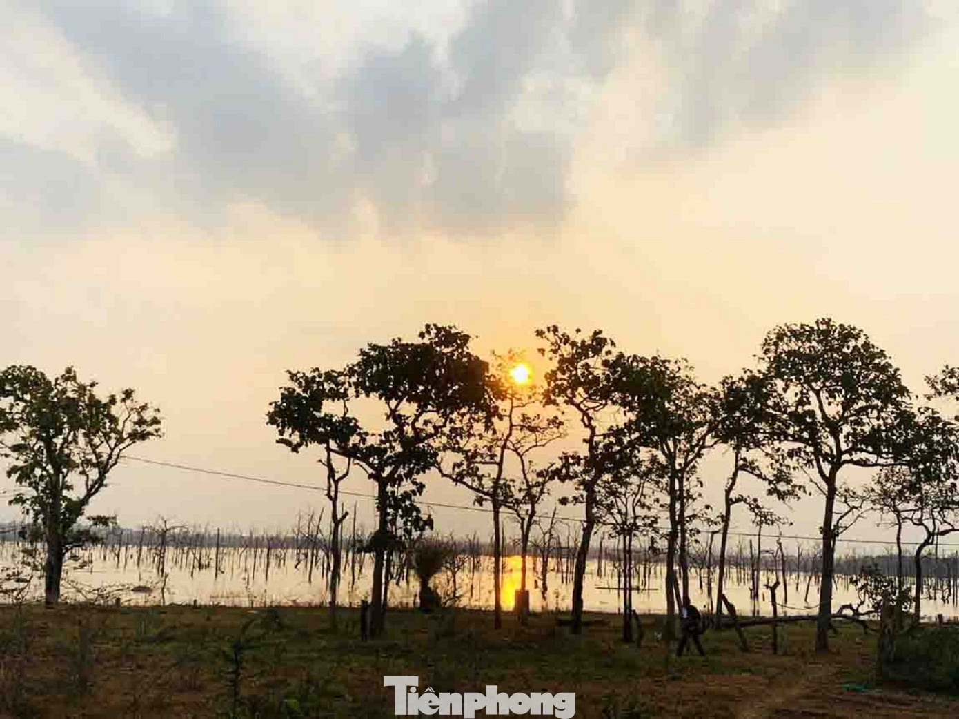 Khung cảnh mang vẻ huyền ảo dưới ánh bình mình