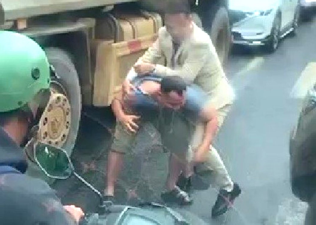 Người đàn ông đánh tài xế xe tải (ảnh cắt từ clip).