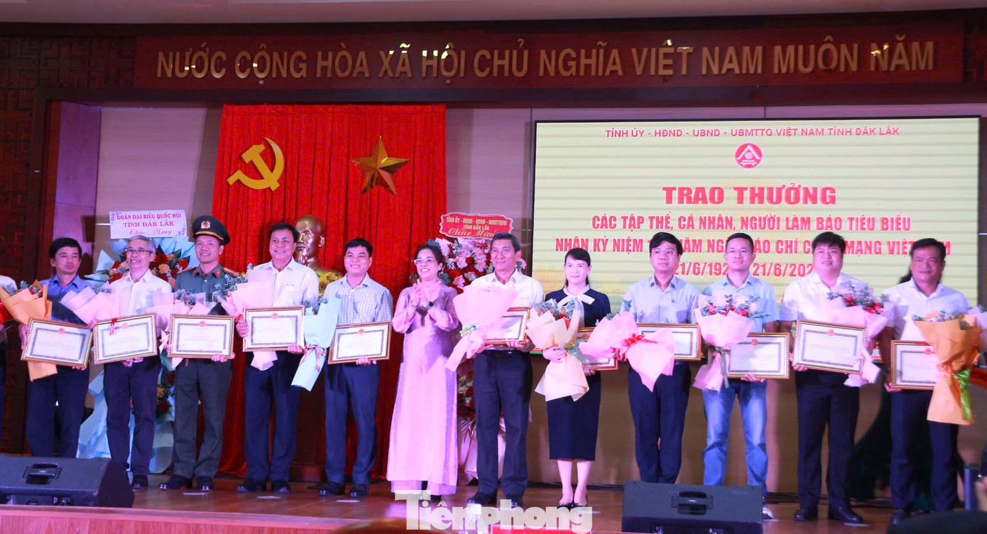 Đại diện lãnh đạo Văn phòng Báo Tiền Phong khu vực Tây Nguyên - Nam Trung bộ cùng các cơ quan báo chí tỉnh và văn phòng đại diện các báo nhận Bằng khen của UBND tỉnh.