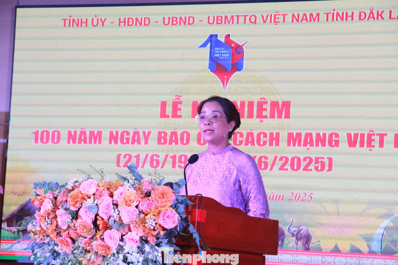 Bà Huỳnh Thị Chiến Hòa, Phó Bí thư Thường trực Tỉnh ủy, Chủ tịch Hội đồng nhân dân tỉnh phát biểu tại buổi lễ.