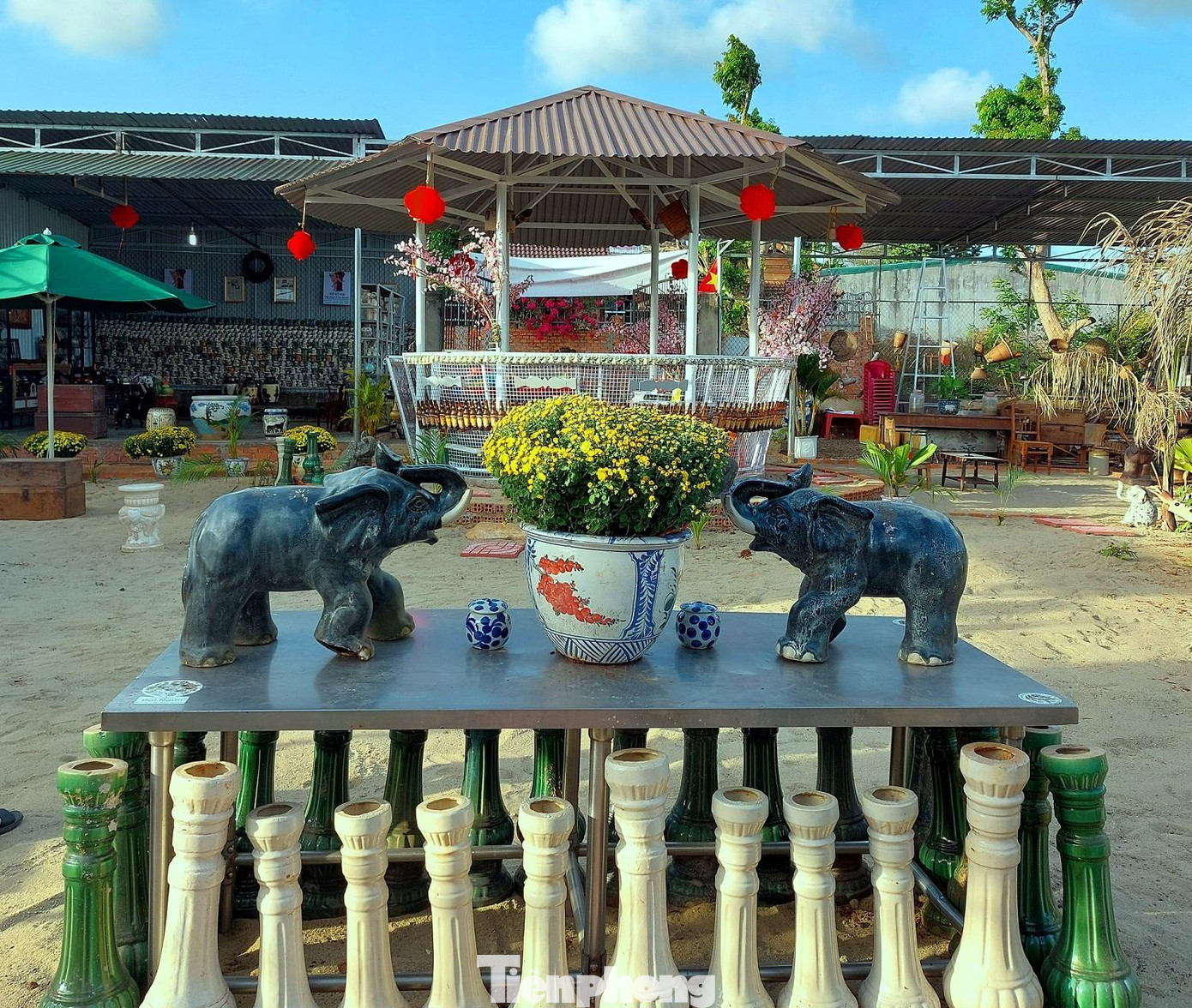 Nhà sưu tập Võ Minh Luân chia sẻ: “Đắk Lắk là vùng có voi tự nhiên lớn nhất cả nước. Tỉnh đang có chính sách bảo tồn voi. Tôi muốn góp phần để bảo tồn, đóng góp vào du lịch của tỉnh nhà qua bộ sưu tập “Xứ sở voi”.