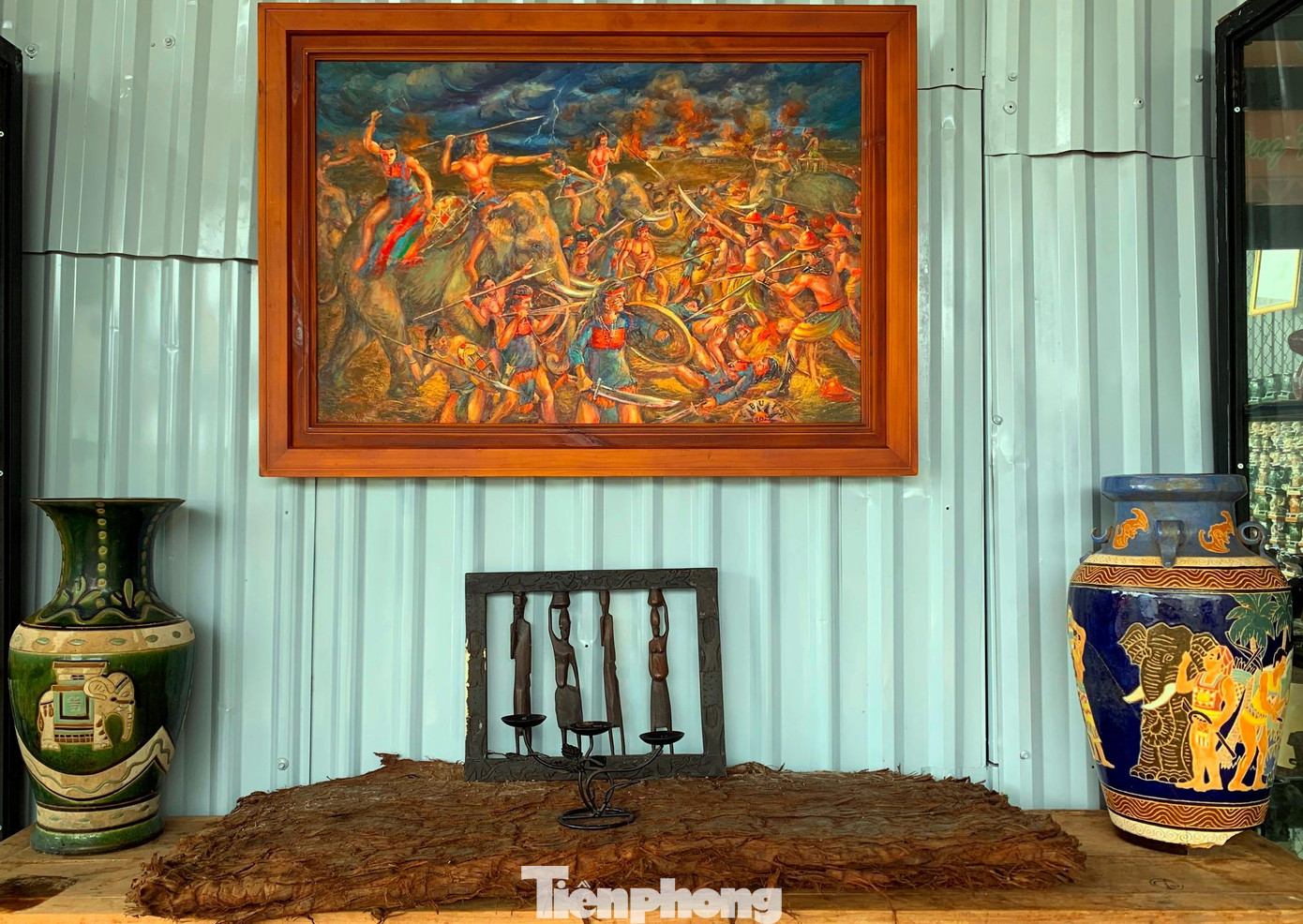 Ngoài sưu tầm hình tượng con voi trên gốm sứ cổ xưa như Chu Đậu, Bát Tràng, Thổ Hà, Biên Hoà, Lái Thiêu Bình Dương.., anh Luân sưu tầm dây thừng làm bằng da trâu dùng sẽ săn bắt voi Tây Nguyên xưa, miếng đệm lót trên lưng voi làm bằng vỏ cây. Tranh của các hoạ sĩ nổi tiếng ở Đắk Lắk chuyên sáng tác về chủ đề voi.