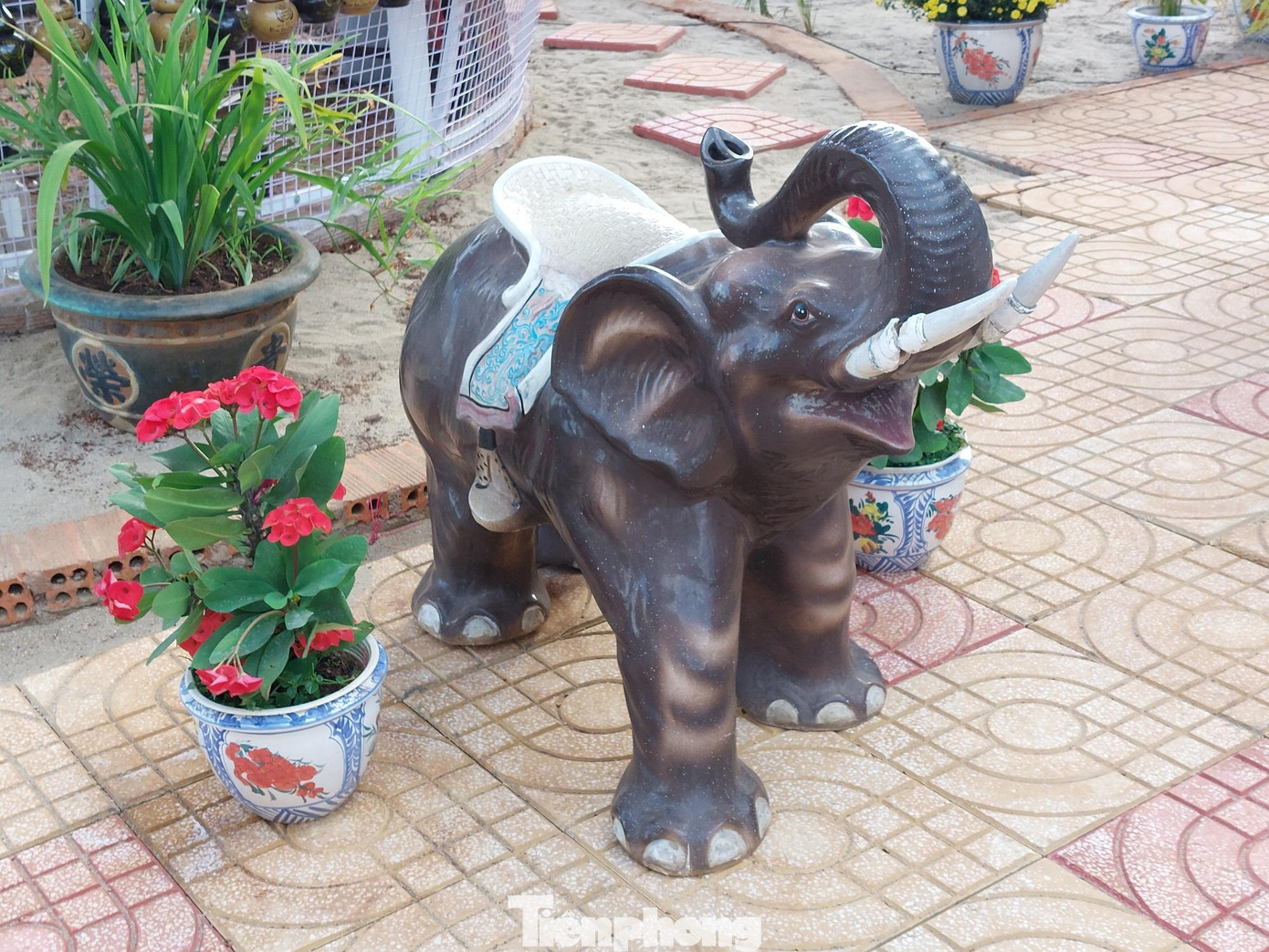 Tượng voi Tây Nguyên bằng gốm cổ, cao 90cm, dài 1m30. Trước đây, nó được đặt làm riêng cho một cơ quan tỉnh Biên Hoà cũ. Sau này, nhà sưu tầm đồ cổ Trần Đức Hoà (Đồng Nai) sưu tầm. Khi biết anh Luân đam mê văn hoá Tây Nguyên nên ông đã chia sẻ bức tượng này để anh trưng bày.