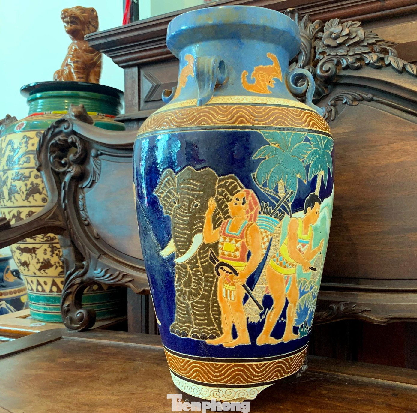 Hình tượng voi còn được khắc hoạ trên ché rượu cần xưa bên cạnh người nài voi.