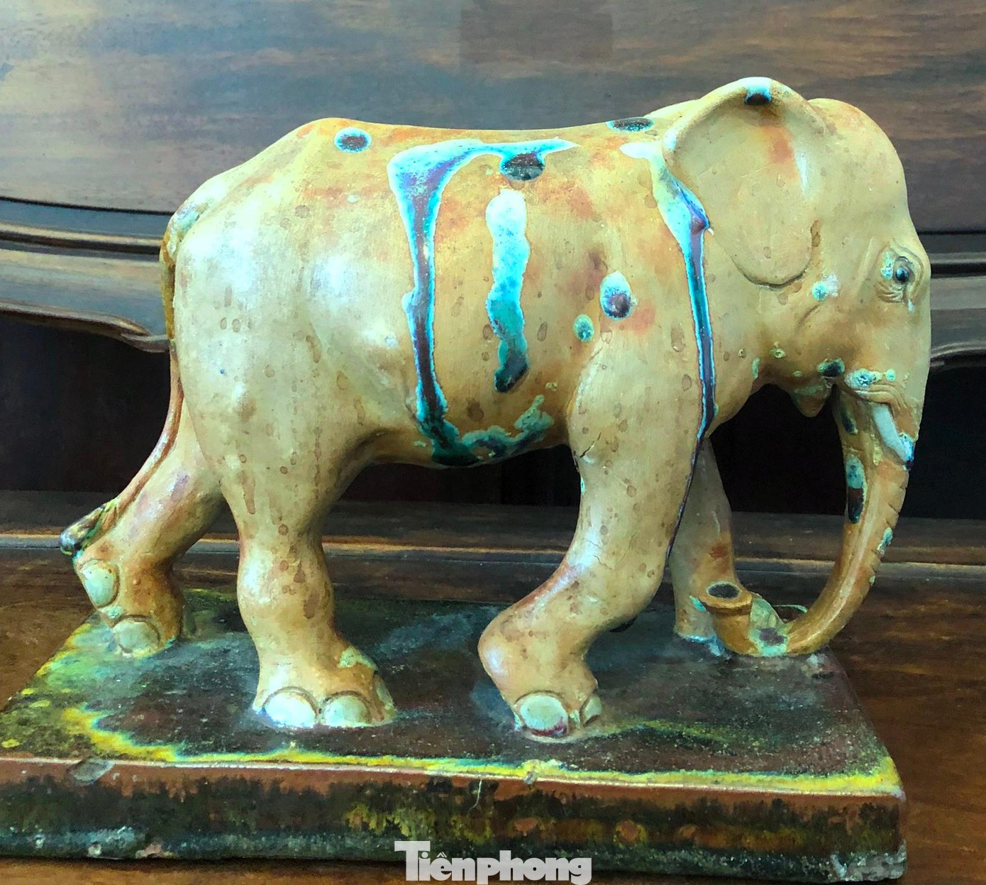 Tượng khắc họa chú voi Tây Nguyên tắm bùn được Trường Mỹ Nghệ Biên Hòa làm vào năm 1960. Những mảng bùn bám trên thân làm từ men Vert De Bien Hoa nổi tiếng xưa kia. Đây là bức tượng Voi duy nhất của trường Mỹ Nghệ Biên Hoà còn lại và giới sưu tầm đồ cổ đánh giá cao bởi thần thái của hiện vật.
