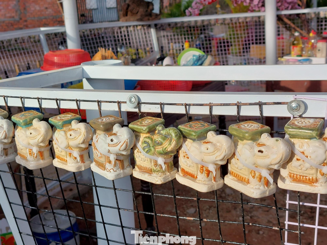 Những con voi đựng tăm có mặt trên bàn ăn của các gia đình xưa. Nay được trang trí xung quanh khu vườn “Xứ sở voi” Đắk Lắk.