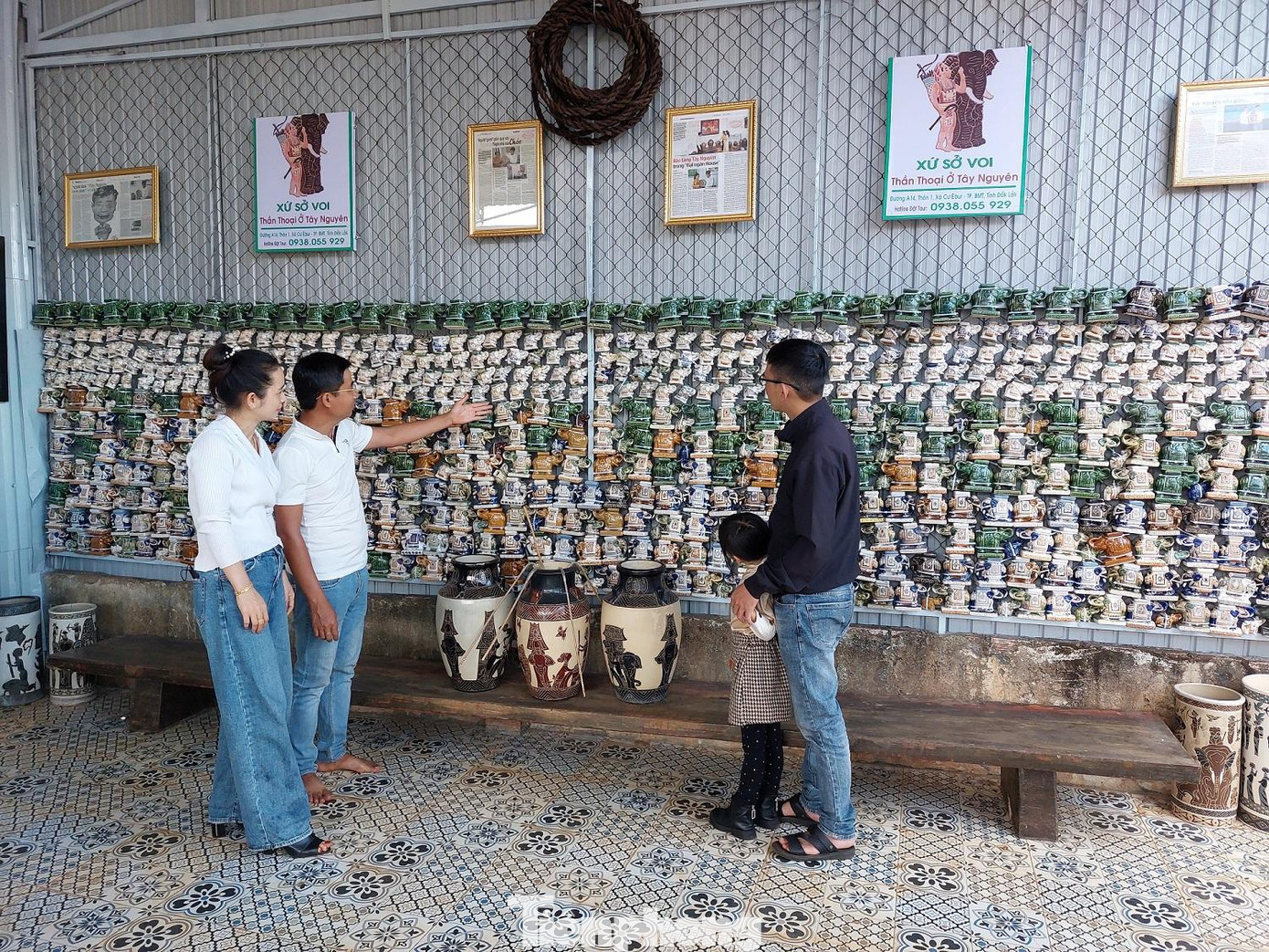 Khu vườn nhỏ nằm trong con hẻm tại xã Cư Êbur (thành phố Buôn Ma Thuột, tỉnh Đắk Lắk) được vợ chồng anh Luân cải tạo thành nơi để trưng bày những tượng voi cổ. Tại đây, hàng nghìn tượng voi thuộc dòng gốm Biên Hoà và Lái thiêu thập niên 1970 -1980 được treo lên tường để khách tham quan, cảm nhận vẻ đẹp của chúng.