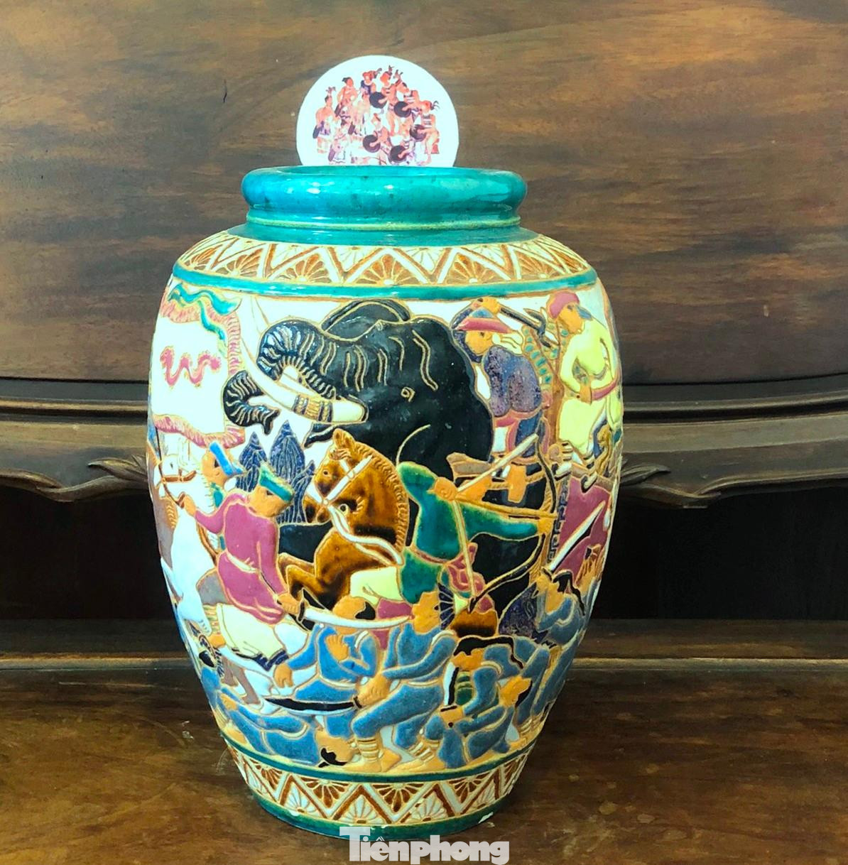 Chiếc bình xưa của lò gốm Trần Minh Đạo nổi tiếng ở Biên Hoà. Hình tượng Voi trên chiếc bình này là tích Hai Bà Trưng đánh quân Hán.