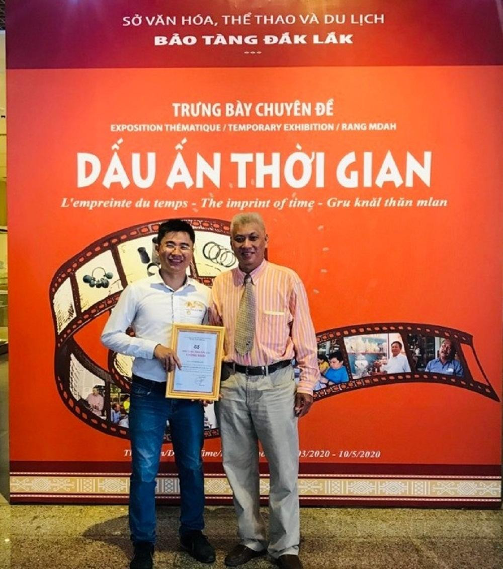 Nhà sưu tập Võ Minh Luân là hội viên CLB nghiên cứu sưu tầm cổ vật, thuộc Hiệp hội UNESCO Việt Nam, Ủy viên ban chấp hành Hội cổ vật tỉnh An Giang.