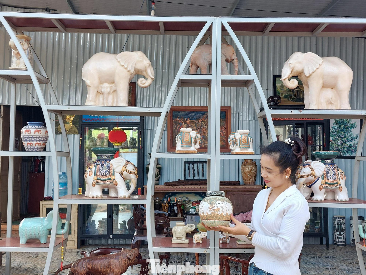 Hũ đựng kẹo gốm Dona Biên Hoà thập niên 1980, có hình tượng đàn voi trắng được trang trí xung quanh. Hiện có một chiếc tương tự được trưng bày ở Dinh 3 Bảo Đại (Đà Lạt, Lâm Đồng).