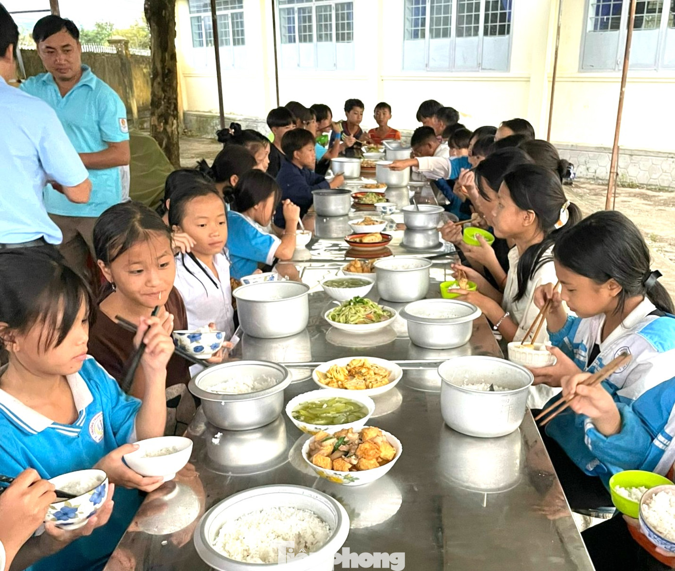 Bữa ăn của các em có thêm nhiều món như thịt, cá, trứng... Bữa ăn của các em có thêm nhiều món như thịt, cá, trứng...