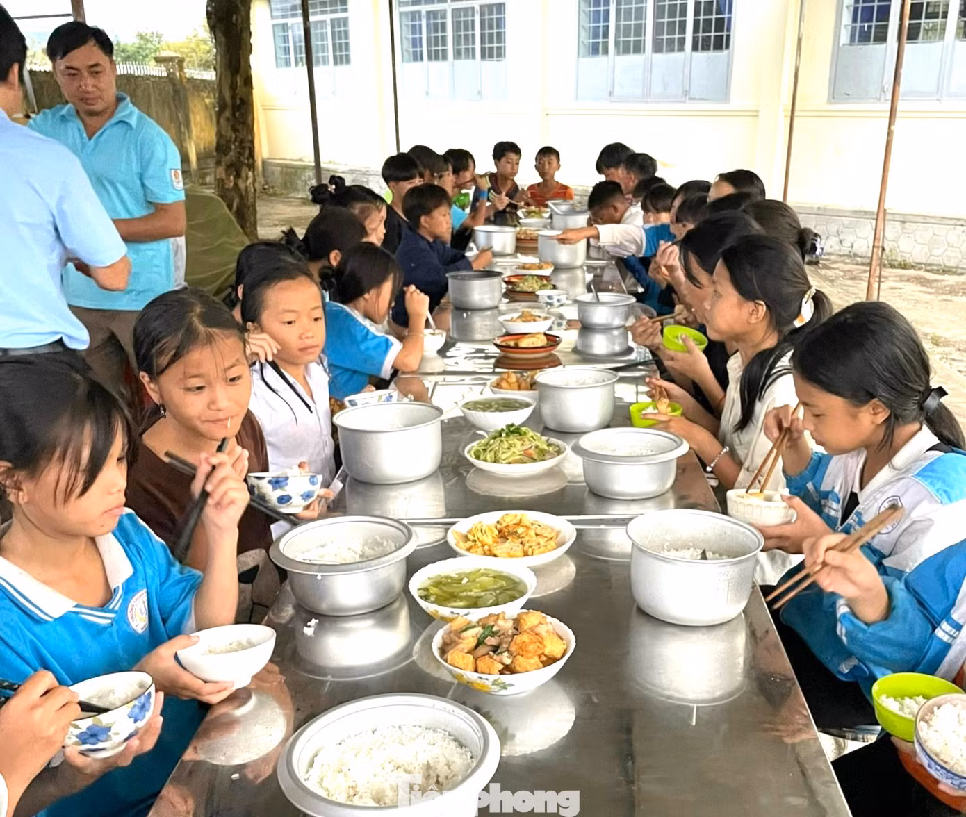 Bữa ăn của các em có thêm nhiều món như thịt, cá, trứng... Bữa ăn của các em có thêm nhiều món như thịt, cá, trứng...