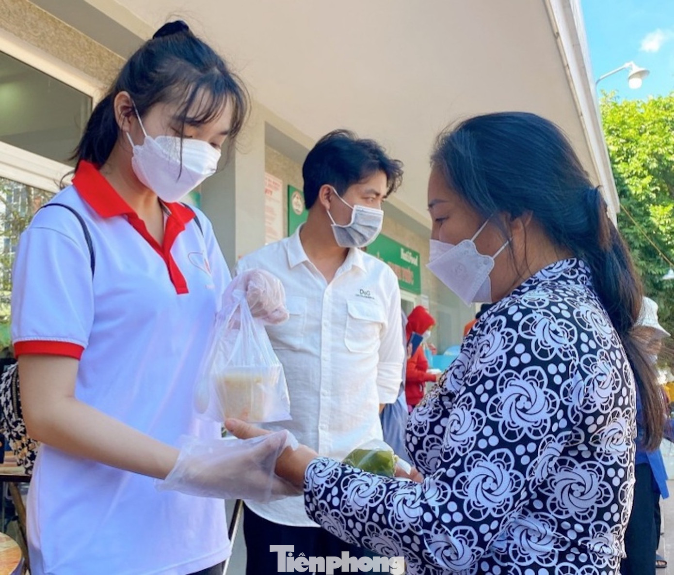 Thành viên CLB trao cháo cho người nhà bệnh nhân Thành viên CLB trao cháo cho người nhà bệnh nhân