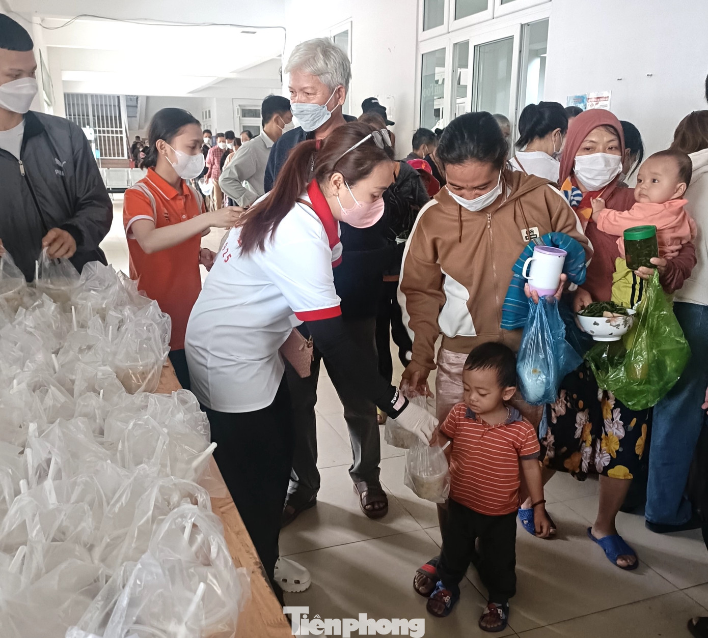 Người nhà bệnh nhân xếp hàng nhận những suất cháo Người nhà bệnh nhân xếp hàng nhận những suất cháo