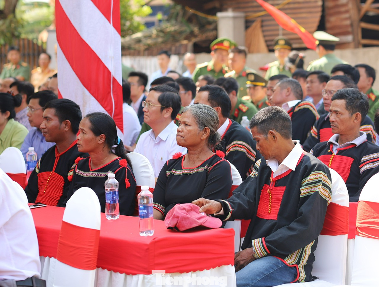 Đại diện một số hộ khó khăn về nhà ở huyện Cư M'gar, tỉnh Đắk Lắk tham dự buổi lễ Đại diện một số hộ khó khăn về nhà ở huyện Cư M'gar, tỉnh Đắk Lắk tham dự buổi lễ