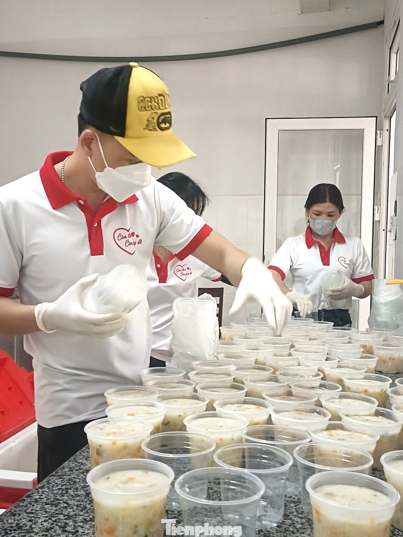 Các thành viên CLB chuẩn bị những suất cháo để trao đến tay bệnh nhân và người nhà bệnh nhân Các thành viên CLB chuẩn bị những suất cháo để trao đến tay bệnh nhân và người nhà bệnh nhân