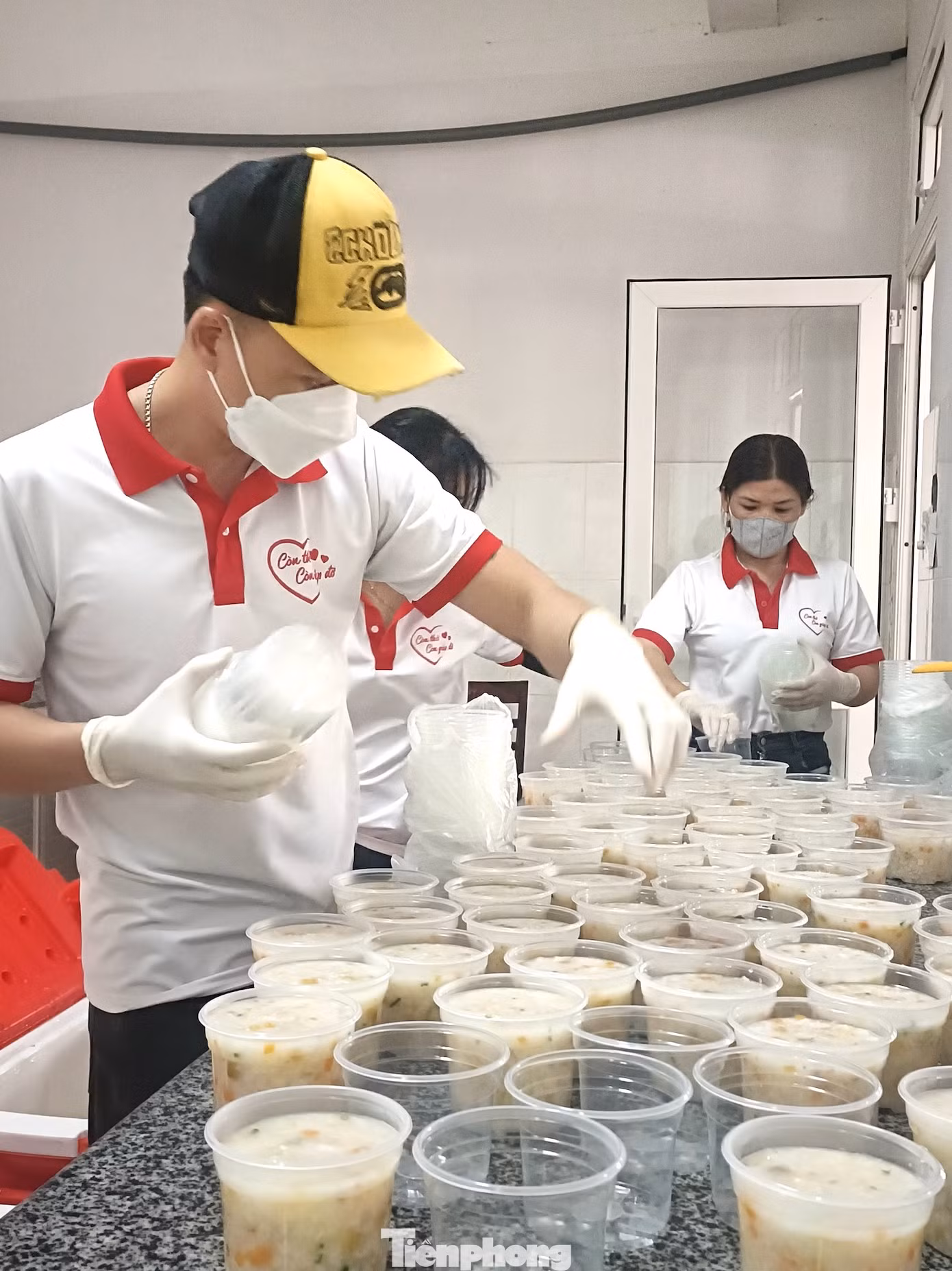 Các thành viên CLB chuẩn bị những suất cháo để trao đến tay bệnh nhân và người nhà bệnh nhân Các thành viên CLB chuẩn bị những suất cháo để trao đến tay bệnh nhân và người nhà bệnh nhân