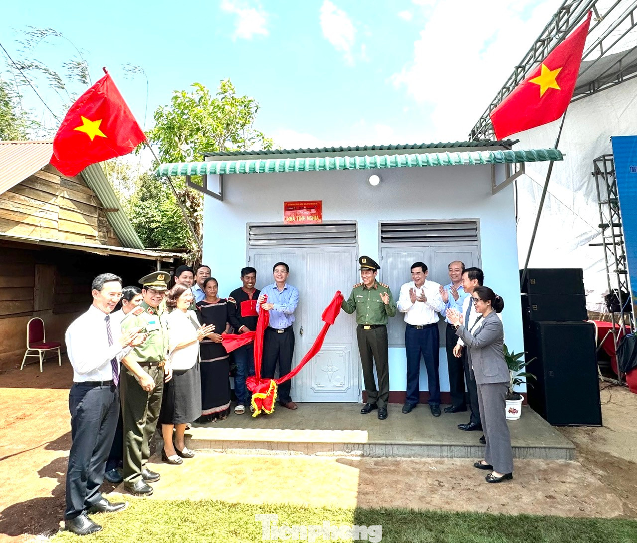 Đại diện lãnh đạo Bộ Công an, Tỉnh ủy, UBND tỉnh Đắk Lắk và các nhà tài trợ trao nhà mẫu cho hai hộ dân ở huyện Cư M'gar Đại diện lãnh đạo Bộ Công an, Tỉnh ủy, UBND tỉnh Đắk Lắk và các nhà tài trợ trao nhà mẫu cho hai hộ dân ở huyện Cư M'gar