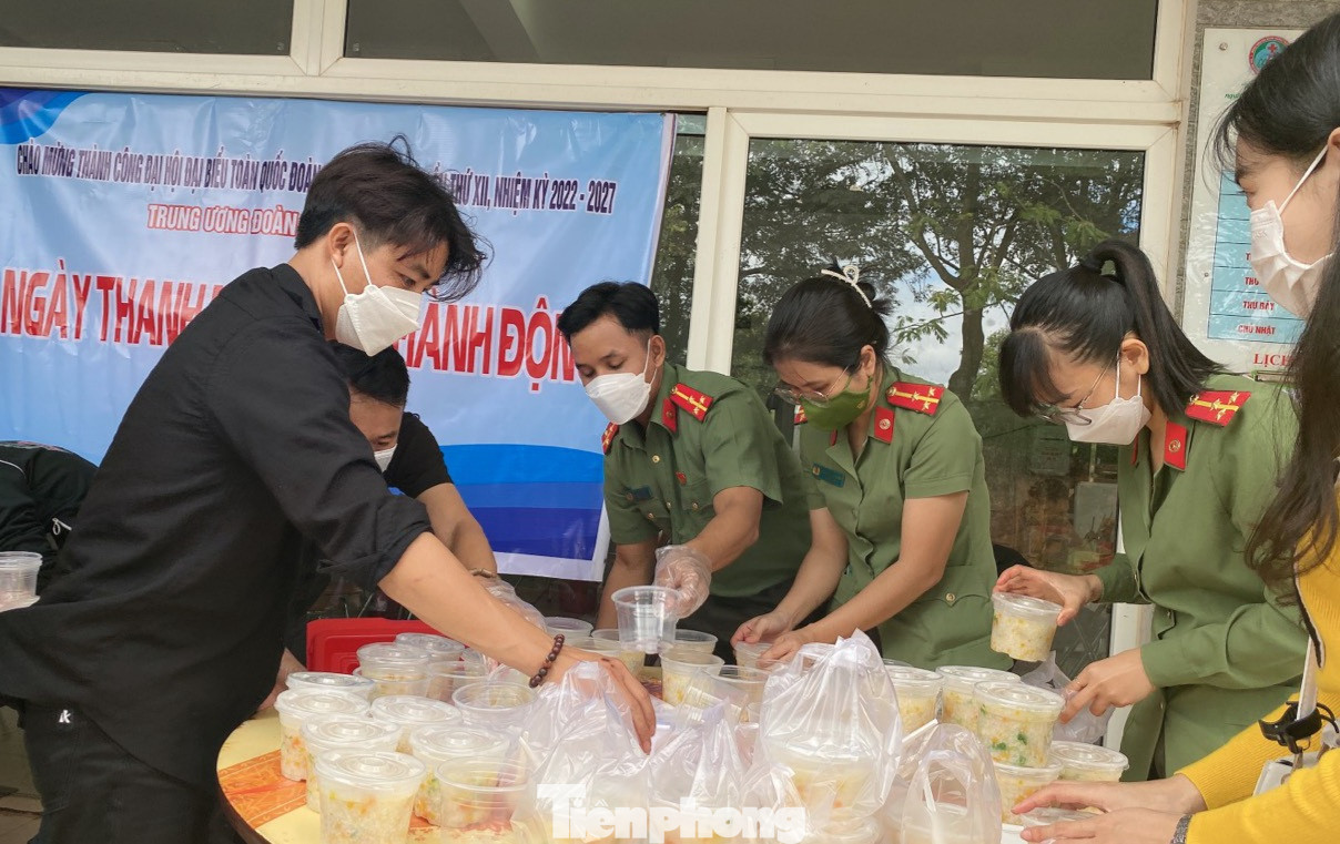 CLB thường phối hợp với một số cơ quan, đơn vị và phòng, ban của Công an tỉnh tổ chức trao cháo và cơm miễn phí CLB thường phối hợp với một số cơ quan, đơn vị và phòng, ban của Công an tỉnh tổ chức trao cháo và cơm miễn phí