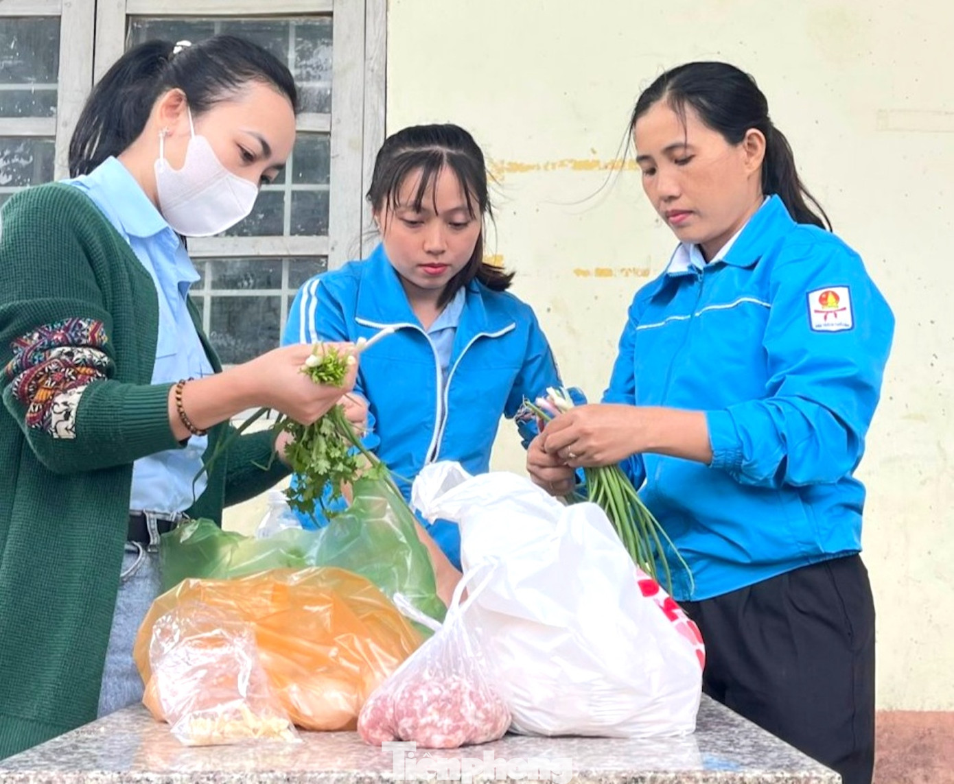 Kinh phí quyên góp sẽ bàn giao cho giáo viên Tổng phụ trách Liên đội của trường để thầy cô giáo linh hoạt mua thức ăn Kinh phí quyên góp sẽ bàn giao cho giáo viên Tổng phụ trách Liên đội của trường để thầy cô giáo linh hoạt mua thức ăn