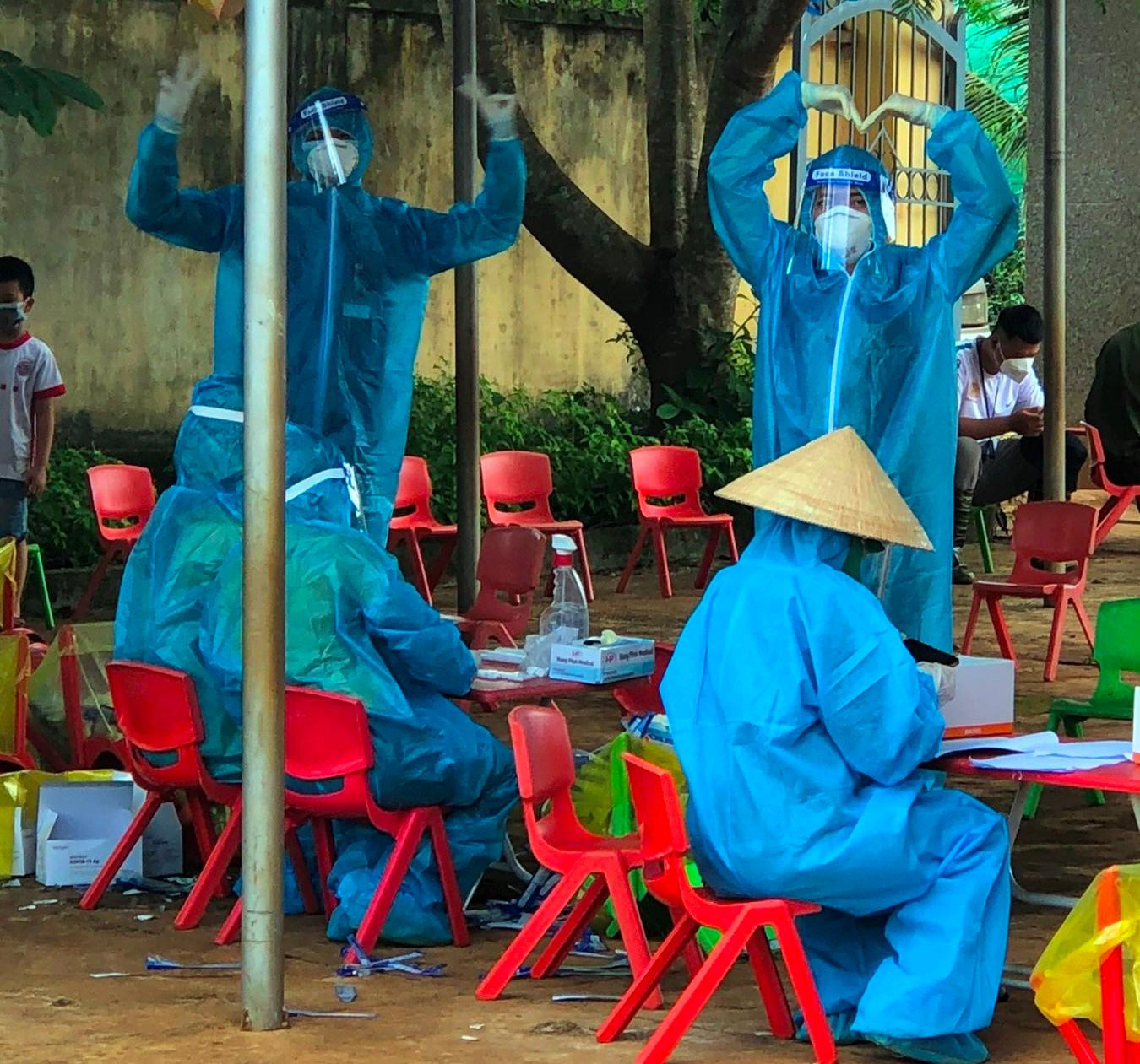 Niềm vui của tình nguyện viên khi test ở buôn làng không có ca nào dương tính Niềm vui của tình nguyện viên khi test ở buôn làng không có ca nào dương tính