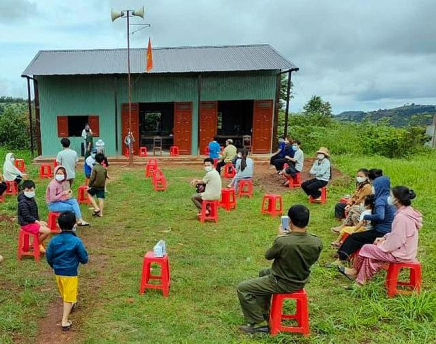 Người dân ở buôn làng chờ test nhanh COVID -19 Người dân ở buôn làng chờ test nhanh COVID -19