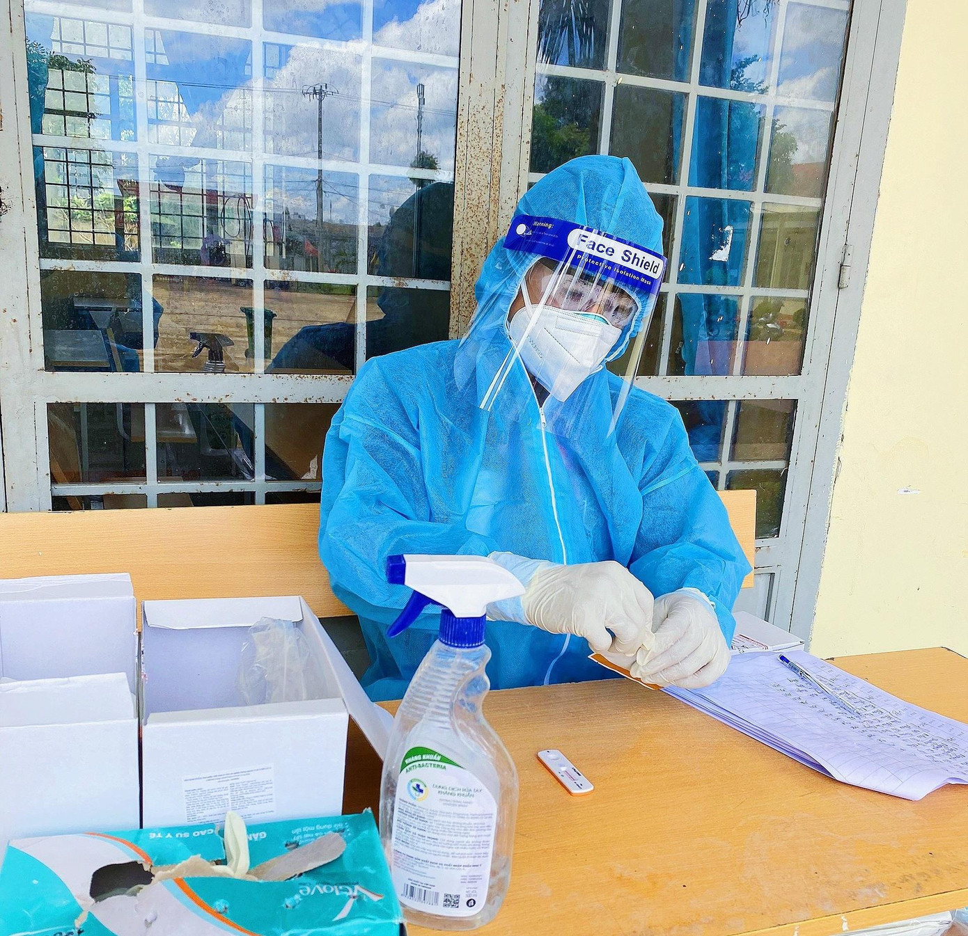 Diệu Thúy kiểm tra lại danh sách người test Diệu Thúy kiểm tra lại danh sách người test